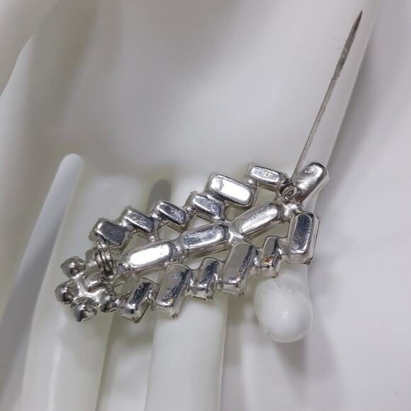 Vintage Clear Rhinestones Leaf Brooch, Rhodium Plated, 1960s Jewelry, 2 1/4" - Picture 3 of 10